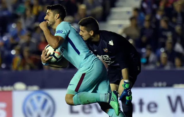 Luis Suarez celebrates