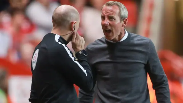 Lee Bowyer discusses a refereeing decision during Thursday' first leg at The Valley