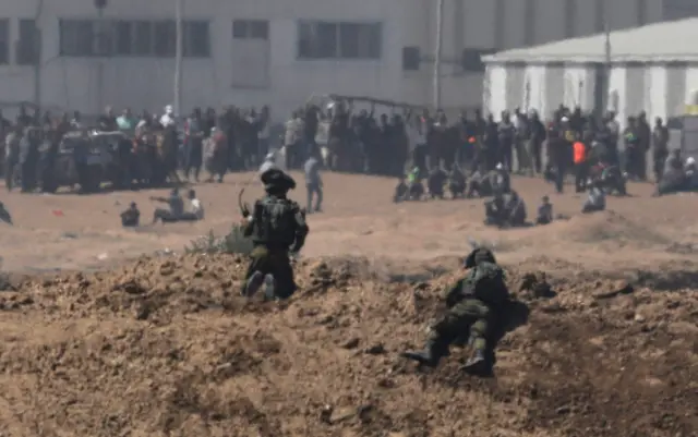 Israeli soldiers on the Israeli side of the border with the Gaza Strip (14 May 2018)