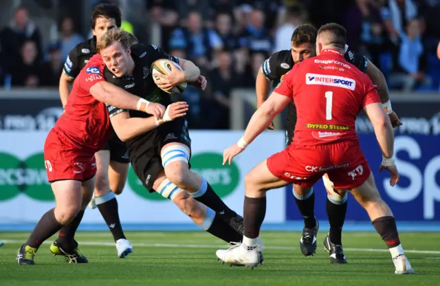 Glasgow Warriors' Jonny Gray makes a break