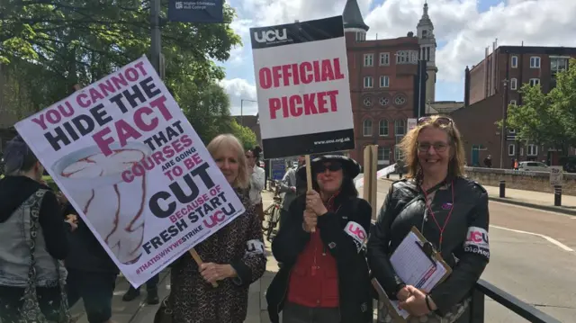 Hull College staff on strike