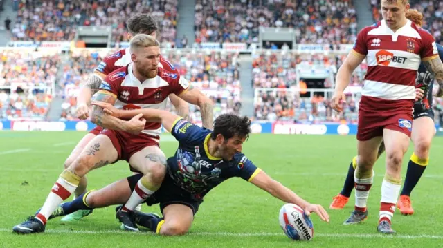 Stefan Ratchford scores for Warrington