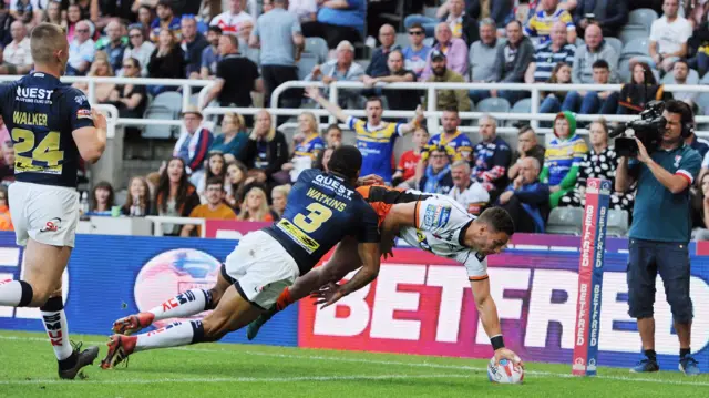 Jy Hitchcox scores for Castleford