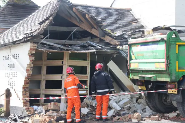 Lorry crashes into pub