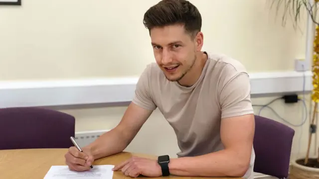 Shaun Miller signing contract