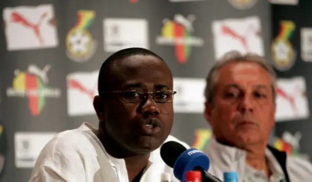 Ghanaian Football Association President Kwesi Nyantakyi (L) is watched by Serbian head coach of the team Ratomir Dujkovic