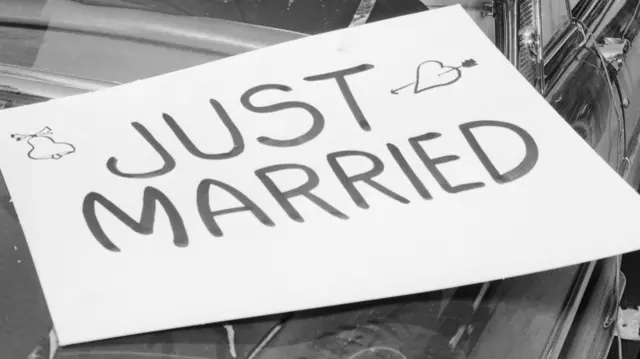 A sign saying just married