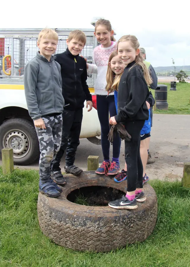 Children on a tyre