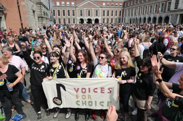 CROWDS AT DUBLIN CASTLE