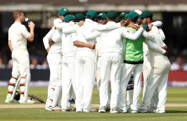 Pakistan huddle