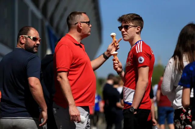 Middlesbrough fans eat ice cream