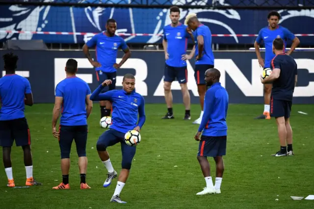 Paris St-Germain players train