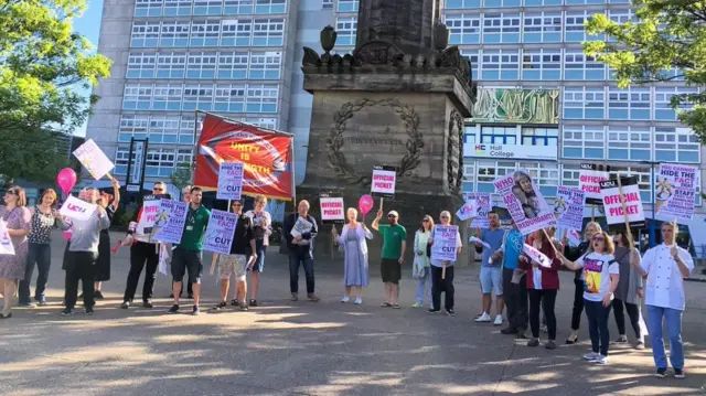 Picket line at Hull College