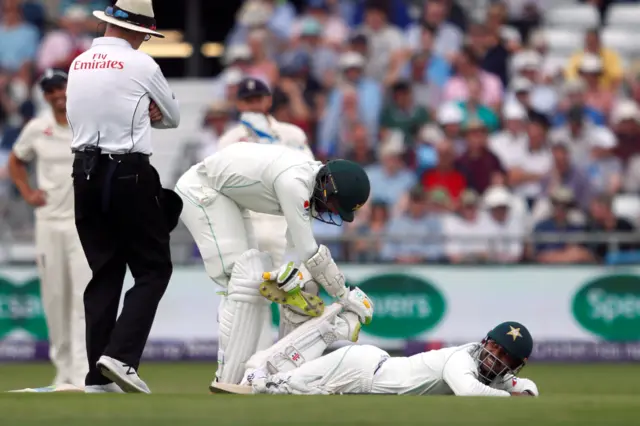 Mohammad Amir stretches Shadab Khan