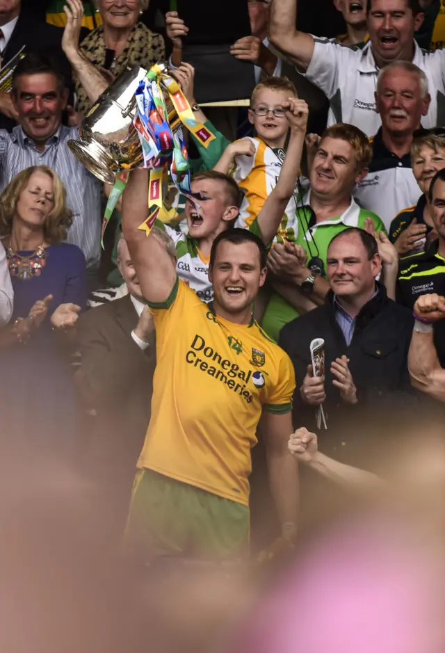 Donegal captain Michael Murphy lifts the Anglo-Celt cup in 2014