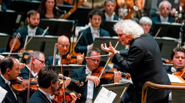 Simon Rattle condiucts the London Symphony Orchestra