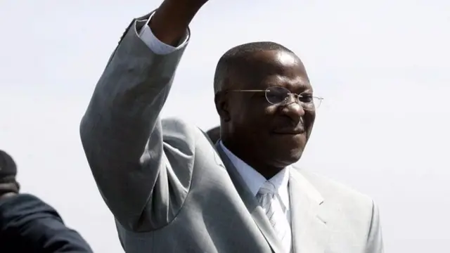 Joshua Dariye (R) Returnee Governor of Plateau State, waves to his supporters on 18 October, 2004