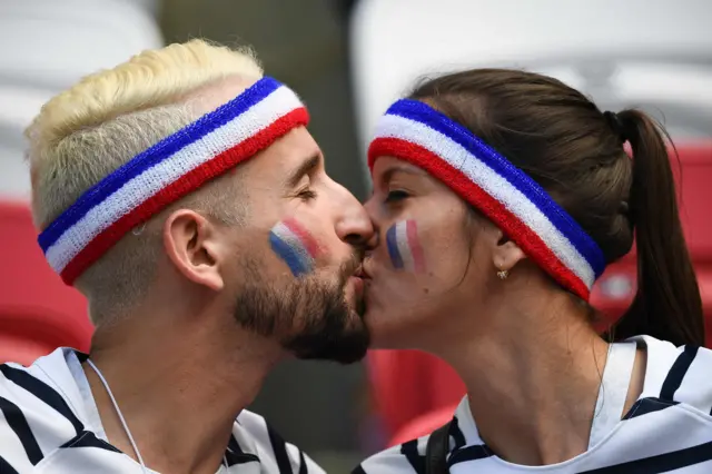 French fans kiss