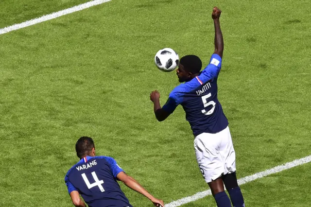 Samuel Umtiti handball