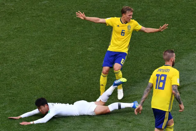 Son Heung-min claims for a penalty.