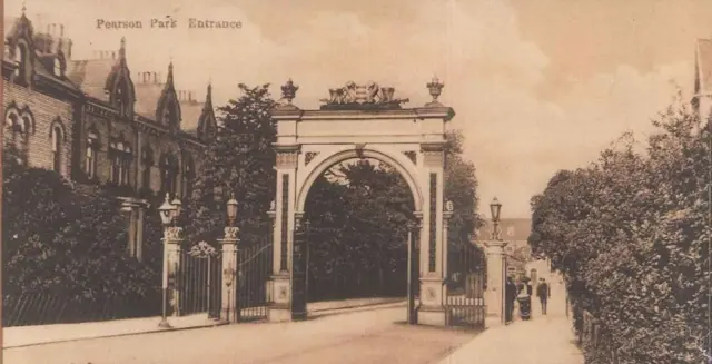 a picture pf the gate when it was first built.