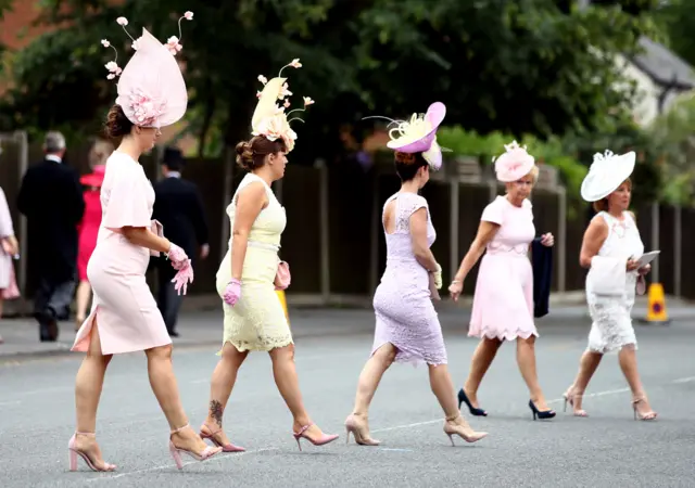 Women arrive at Ascot