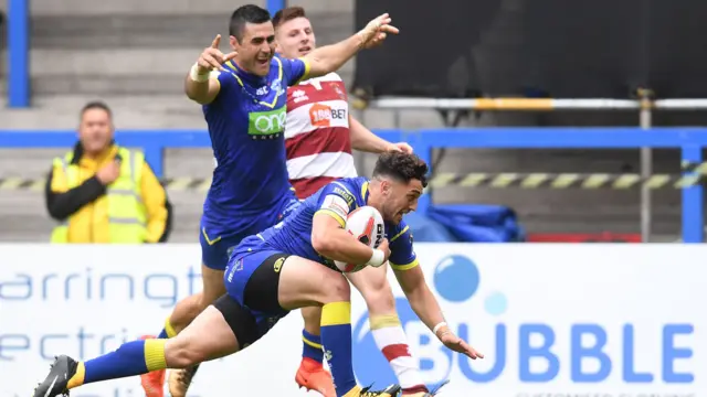 Warrington score a try