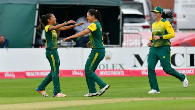 South Africa celebrate dismissing Danni Wyatt