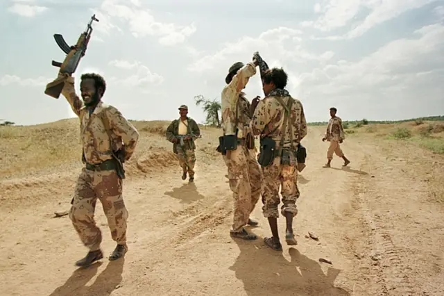 Eritrean soldiers pictured 22 September 1999 during training at the Tsorona front line, south of Asmara