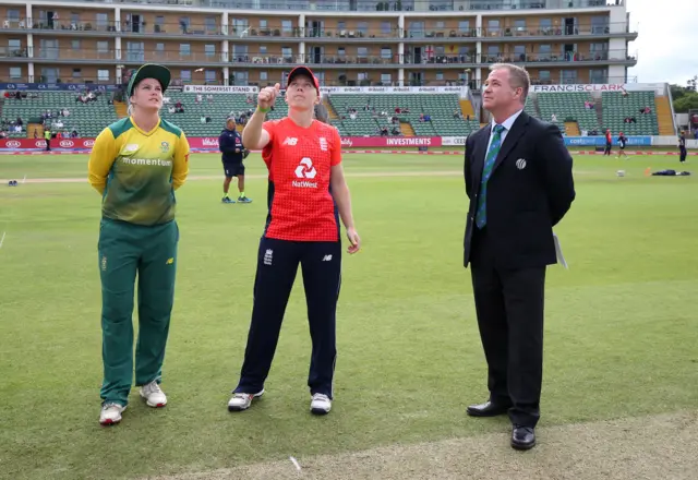 Heather Knight and Dane van Niekerk at the toss