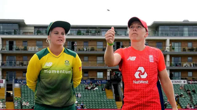 Heather Knight and Lizelle Lee at the toss