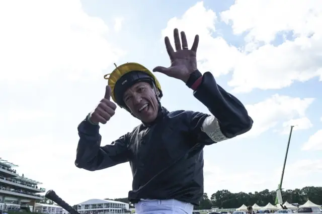 Dettori puts 6 fingers up