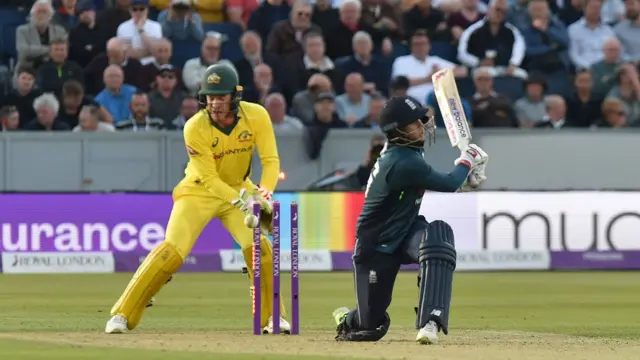 Ashton Agar bowls Joe Root