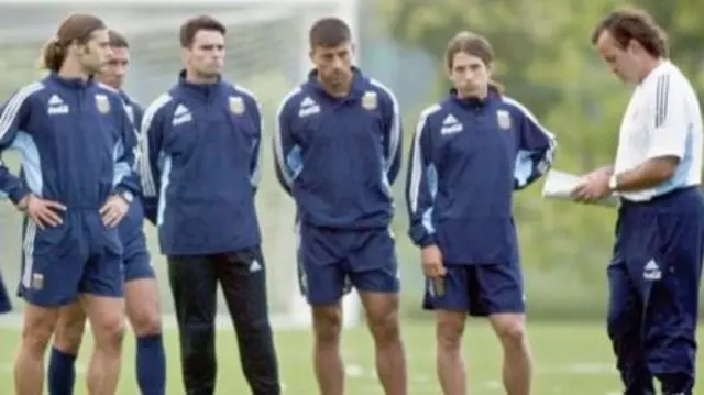 Mauricio Pochettino (left) worked under Marcelo Bielsa during his tenure as Argentina head coach between 1998 and 2004