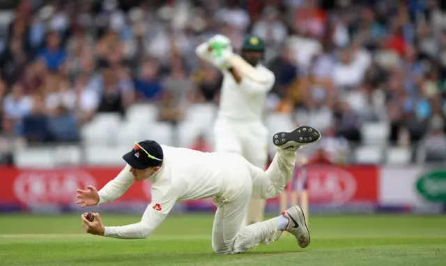 Dom Bess catches Haris Sohail