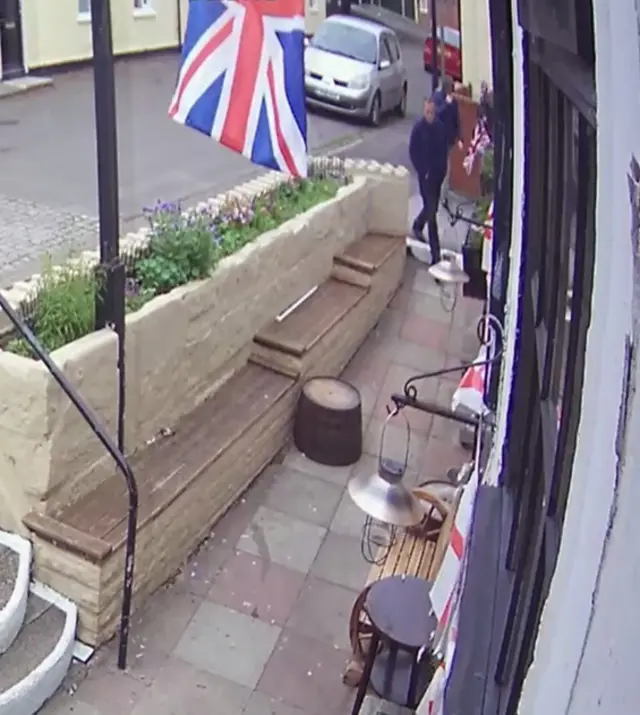 seven stars pub bench theft