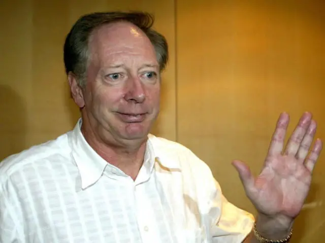 Jo Bonfrere waves to journalists at a hotel in Seoul, 23 August 2005