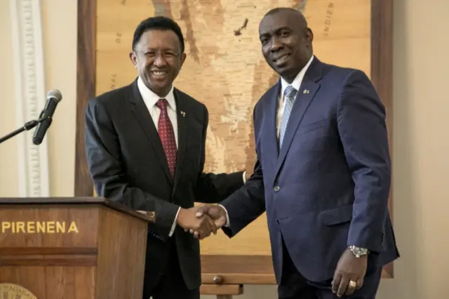 Mdagascar"s President Hery Rajaonarimampianina (L) shakes hands with outgoing Madagascar"s Prime Minister Olivier Mahafaly (R) during a press conference, after accepting his resignation on June 4, 2018,