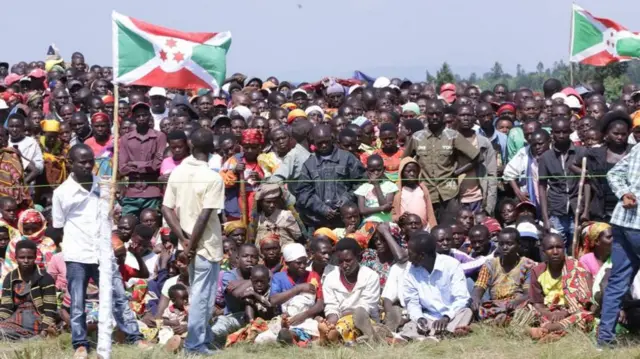 Crowds at signing ceremony for constitution in Burundi