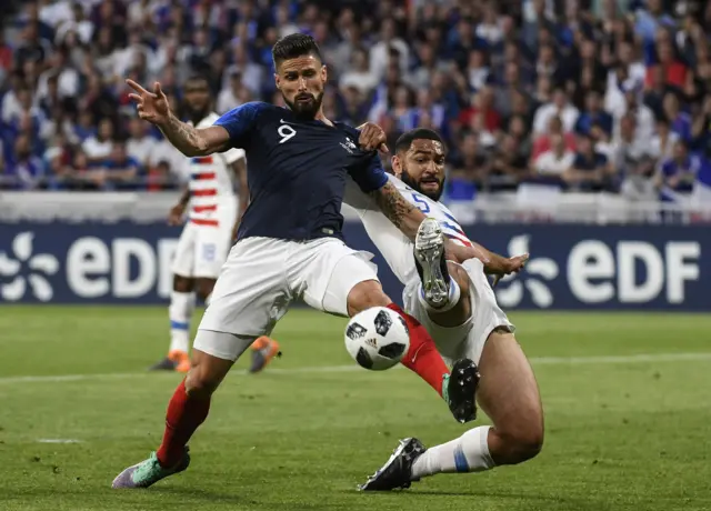 USA"s defender Cameron Carter-Vickers (R) vies with France"s forward Olivier Giroud