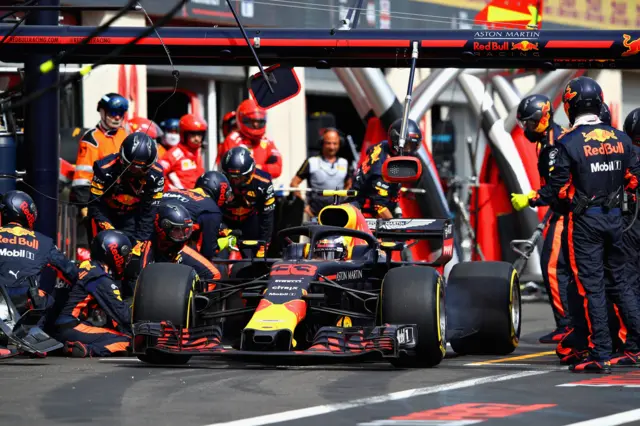 Verstappen pits