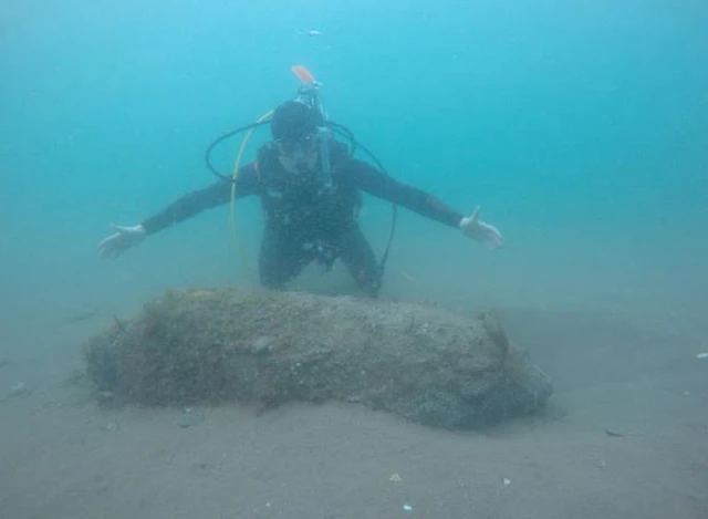 Diver with WW2 bomb