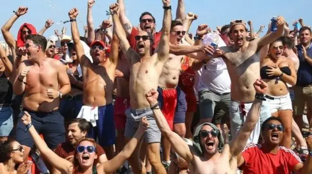 Fans cheering on Engtland.