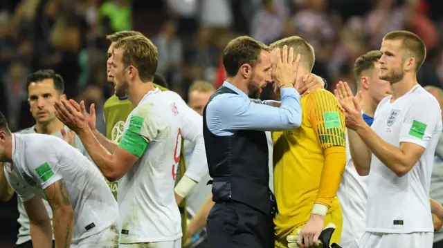 Gareth Southgate talks to Jordan Pickford after England's defeat to Croatia