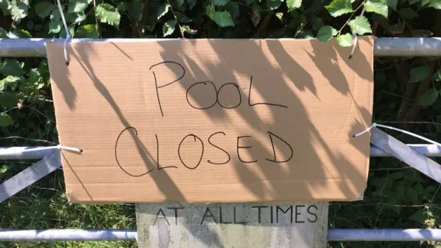 Pool closed sign