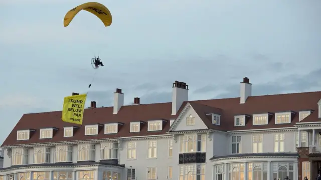 Paraglider protest at Turnberry