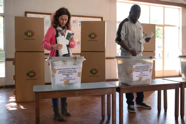 Members of the public cast their vote in the Zimbabwean General Election in the Borrowdale area on July 30, 2018 in Harare, Zimbabwe.