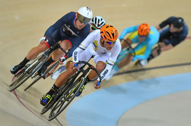 Fernando Gaviria and Mark Cavendish racing on the track at the 2016 Rio Olympics