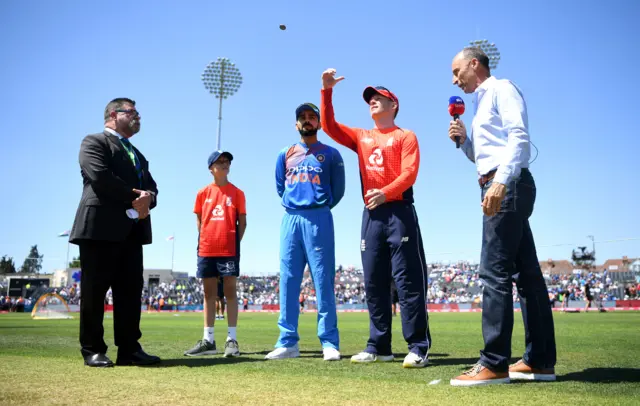 Virat Kohli and Eoin Morgan at the toss