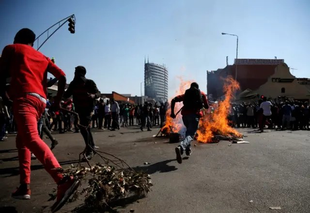 Supporters of the opposition Movement for Democratic Change party (MDC) of Nelson Chamisa react as they block a street in Harare, Zimbabwe, August 1, 2018